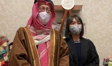 السفير الياباني بالزي السعودي ويشارك برقصة تقليدية لدى زيارته قرية زمان-بالفيديو