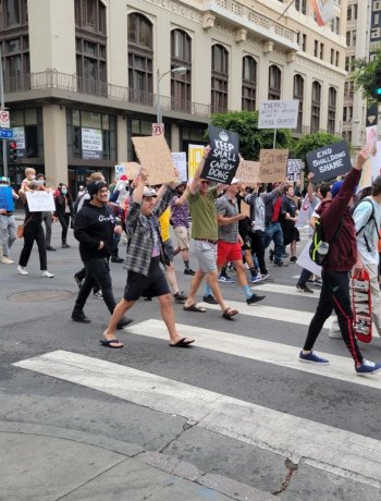 مسيرة لدعم أصحاب القضيب الصغير في لوس أنجلوس بالصور