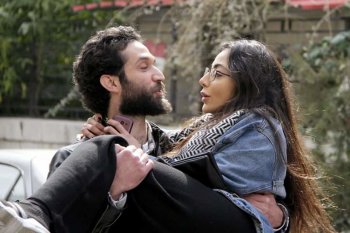 هافال حمدي يحتضن ابنة صباح الجزائري بمشهد رومانسي
